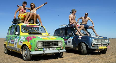  rally fieri di stare nel deserto del Marocco in sella al loro Renault 4 